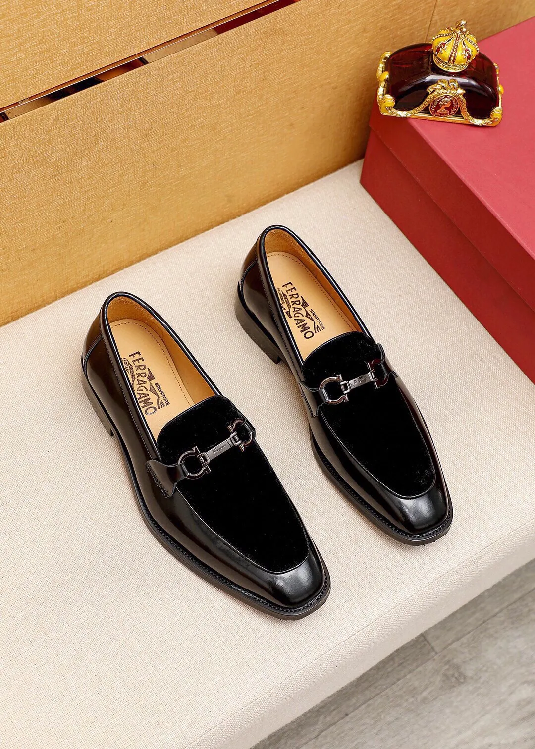 Men's shoes 💰460 💐 Product trademark: Ferragamo "Ferragamo" casual leather shoes Regular size: 38-44 (45.46.47🉑️Customized) Product materials: Selected imported top-layer high mercerized calfskin upper + luxury hardware buckle, imported water-dyed cow leather lining. Strong three-dimensional visual effect, rubber outsole Color: 2⃣️colors available
